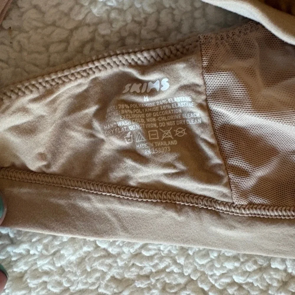 SKIMS Fits Everybody Triangle Bralette Nude Tan Size Medium Adjustable Straps - Picture 3 of 4